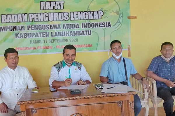 RAPAT: Badan Pengurus Lengkap (BPL) menggelar rapat untuk menjadwalkan pelaksanaan Muscab IV BPC HIPMI Labuhanbatu.fajar dame harahap/SUMUT POS.