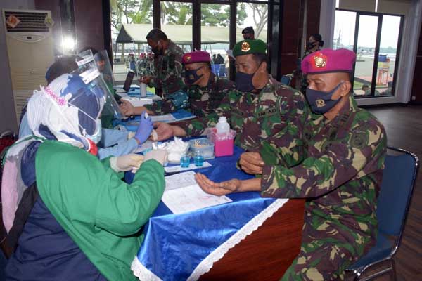 DONOR DARAH: Personel Lantamal-I saat mendonorkan darahnya dalam rangka HUT ke-75 Tahun TNI-AL .fachril/sumut pos.