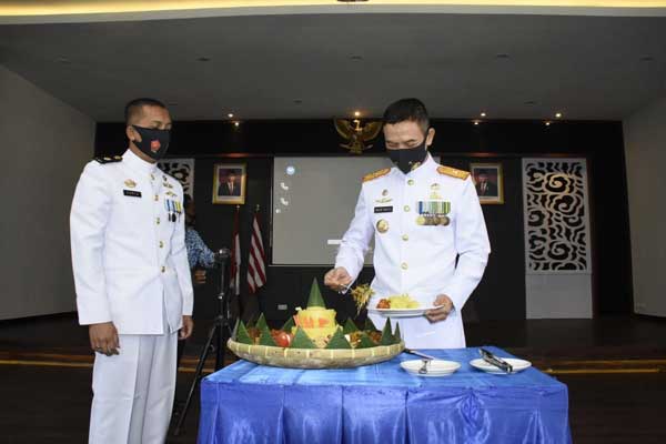 POTONG TUMPENG: Komandan Lantamal I memotong nasi tumpeng, yang kemudian diberikan kepada Kaakun Lantamal I, Mayor Laut (S), Eko Chrisyudianto, Jumat (11/9).