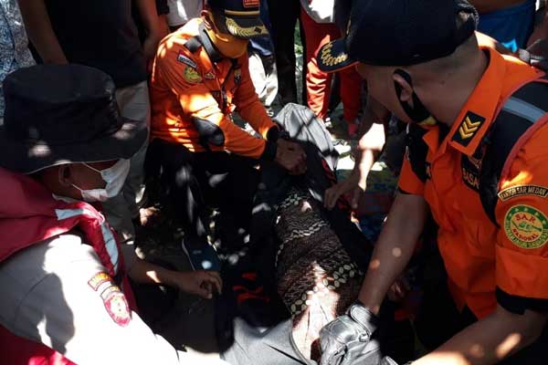 EVAKUASI: Jasad korban hanyut, Sahrul saat dievakuasi Tim Sar dari Sungai Bedera Pasar I Medan Marelan, Kamis (10/9).