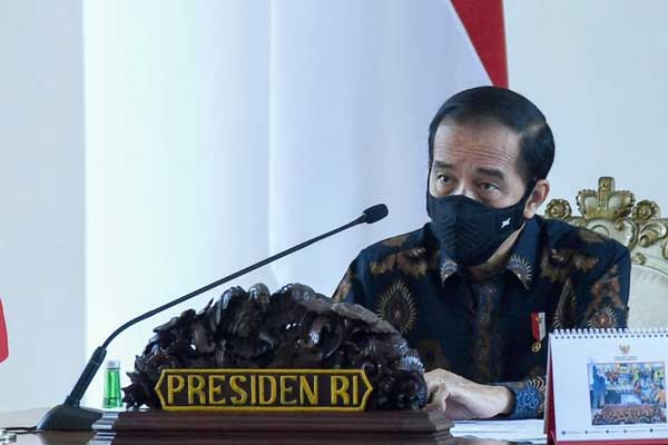 RAPAT: Presiden Jokowi saat memimpin rapat, Senin (14/9).