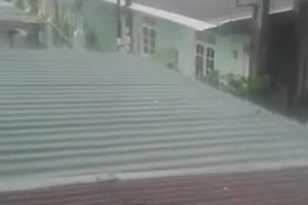 HUJAN ES: Screenshot video hujan es di Kota Medan saat dilanda hujan lebat, Selasa (15/9) sore, yang beredar di media sosial (medsos).