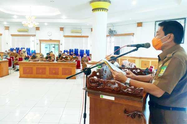 BIMTEK: Sekdakab Langkat, Indra Salahuddin saat memberikan arahan pada Bimtek Penanganan Covid-19. ILYAS EFFENDY/ SUMUT POS.