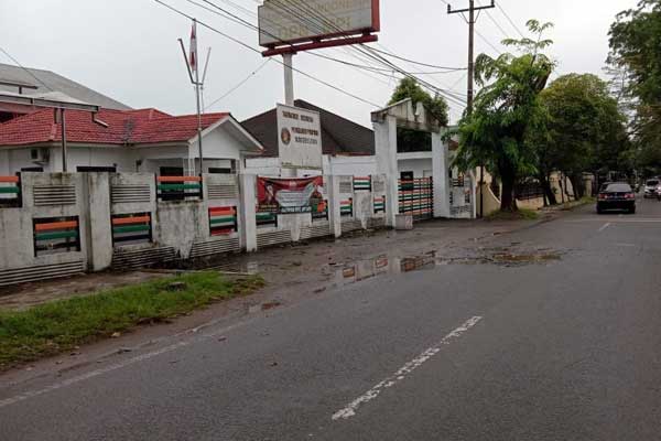 LUBANG: Lubang di Jalan Alfalah Medan yang sudah satu tahun dibiarkan PU Medan tanpa perbaikan. , karena ada ‘lobang maut’ yang membahayakan jiwa dan keselamatan. Foto diambil pada Minggu (13/9). PRAN HASIBUAN/SUMUT POS.