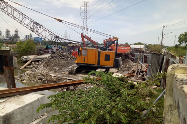 PROSES PEMBANGUNAN: Sebuah eskavator tengah bekerja menaikkan tiang pancang pada Jembatan Titi Dua Sicanang, Medan Belawan, Rabu (2/9).