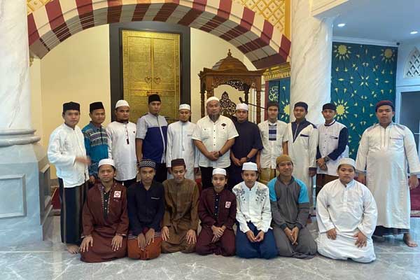 BERSAMA: Pendiri Rumah Tahfiz As Sakinah Fikri Andi Akbar bersama para pengajar dan santri, foto bersama Imam Masjid Agung As Sakinah, Ustadz Andi Zainal. ade zulfi/sumutpos.