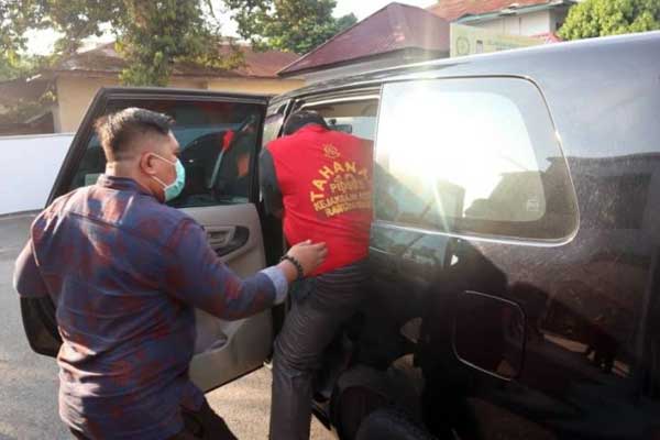 Diboyong:Kades Perkebunan Halimbe diboyong tim penyidik Kejari Labuhanbatu.