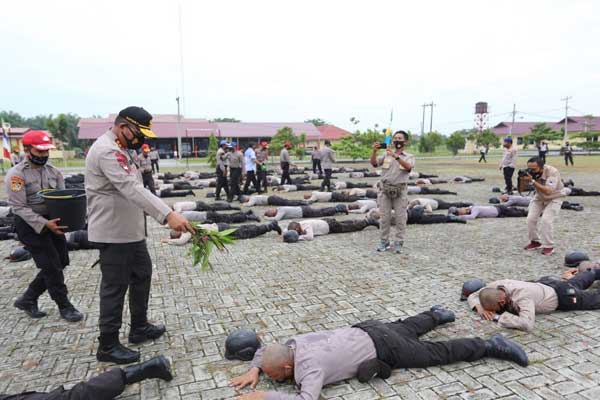 LATIHAN: Kapoldasu, Irjen Pol Martuani Sormin, melatih 155 peserta calon perwira, di Lapangan SPN Hinai Polda Sumut,  Selasa (22/9)