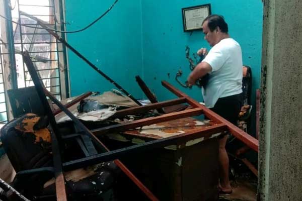 TERBAKAR: Salah satu ruangan di Perumahan Villa Mutiara di Medan Amplas yang terbakar, Senin (21/9).dewi/sumut pos.