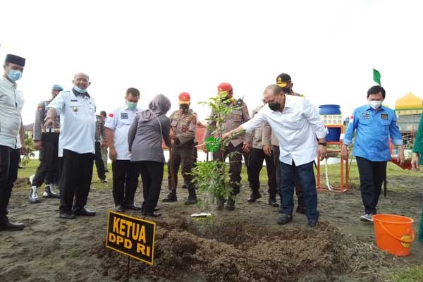 TANAM POHON: Ketua DPD RI, RI A.A La Nyalla Mahmud Mattalitti disaksikan Kapoldasu Irjen Martuani Sormin dan Wabup Langkat, H. Syah Afandin menanam bibit pohon lengkeng di SPN Poldasu, Hinai. ILYAS EFFENDY/ SUMUT POS.