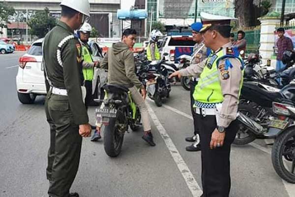 RAZIA: Satlantas Polrestabes medan menggelar razia di Lapangan Merdeka Medan.