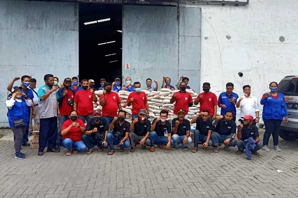 BERSAMA: Komunitas Satu Hati foto bersama di sela-sela penyaluran paket sembako di Kelurahan Mabar, Medan Deli.fachril/sumut pos.