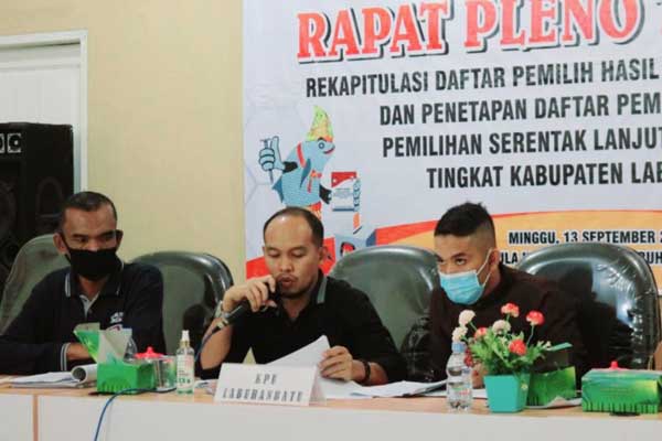 PENETAPAN: KPU Labuhanbatu saat rapat pleno rekapitulasi penetapan Daftar Pemilih Sementara Hasil Perbaikan (DPSHP) di Kantor KPU Labuhanbatu, Minggu (13/9).