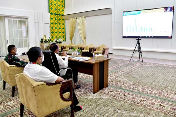 RAPAT: Gubsu Edy Rahmayadi mengikuti rapat virtual yang dipimpin Menko Kemaritiman dan Investasi, Luhut Binsar Pandjaitan terkait penanganan Covid-19 dari Rumah Dinas Gubsu, Jalan Sudirman Medan, Kamis (17/9) sore. 