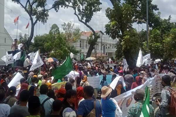 AKSI: Massa aksi yang tergabung dalam AMAN Sumut berorasi di depan Kantor Gubernur Sumut, Jalan Pangeran Diponegoro Medan, Senin (7/9). Massa menuntut Gubsu dan DPRD Sumut segera mengesahkan Perda Masyarakat Adat Sumut.