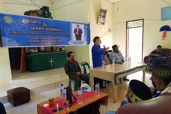 RESES: Anggota DPRD Sumut dari Fraksi Nasdem Drs Parsaulian Tambunan MPd saat menggelar reses dan serap aspirasi masyarakat di Sipiongot, Paluta, akhir pekan lalu.