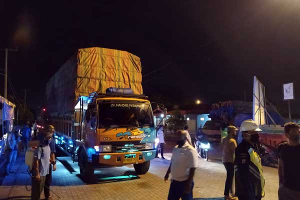 BATAL BERANGKAT: Truk ekspedisi dan para sopir yang batal berangkat dari Pelabuhan Sibolga ke Kepulauan Nias, karena aturan penyekatan.  romY pasaribu/sumut pos.