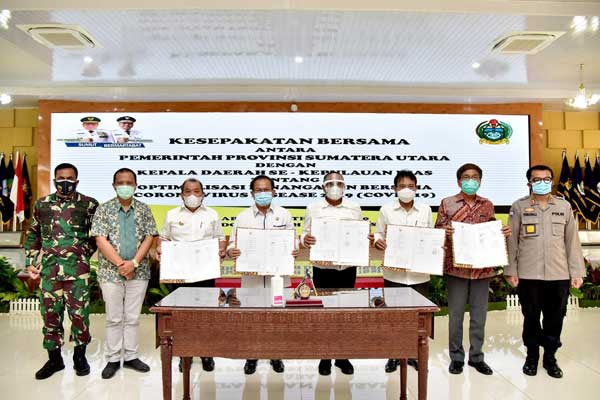 NOTA: Gubsu Edy Rahmayadi menandatangani nota kesepahaman (MoU) dengan kepala daerah se Kepulauan Nias, dalam rangka pengendalian penyebaran Covid-19 di wilayah tersebut, di Pendopo Rumah Dinas Gubsu, Jl. Sudirman Medan, Rabu (16/9). Biro Humas dan Keprotokolan Setdaprov Sumut/Veri Ardian.