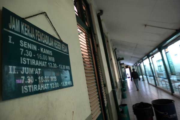 PN MEDAN: Seorang pengunjung sidang berjalan mengamati ruangan sidang dari aktivitas peradilan di Pengadilan Negeri Medan Jalan Kejaksaan Medan, beberapa waktu lalu. Puluhan Panitera Pengganti (PP) yang ada di Pengadilan Negeri Medan melakukan aksi mogok kerja menuntut kesejahteraan penyetaraan tunjangan dengan para hakim yang bertugas di tempat yang sama.AMINOER RASYID/SUMUT POS.