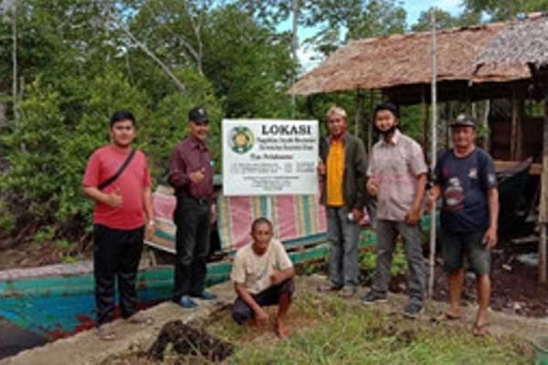 DESA BINAAN: Tim PPM USU bersama warga Teluk Siabang Nias Utara. Desa ini menjadi Desa Binaan Tim PPM USU.