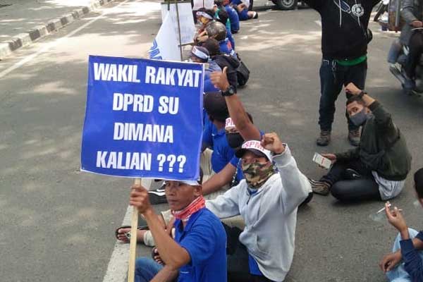 AKSI: Seratusan buruh PT JSI yang tergabung dalam PUK FSPMI Sumut, menggelar aksi unjukrasa di depan Gedung DPRD Sumut, Jalan Imam Bonjol Medan, Kamis (10/9). 