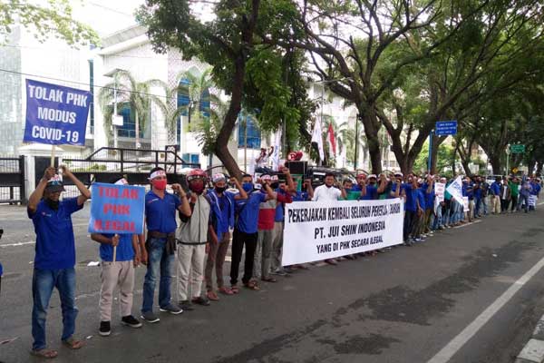 AKSI: Seratusan buruh PT JSI yang tergabung dalam PUK FSPMI Sumut, menggelar aksi unjukrasa di depan Gedung DPRD Sumut, Jalan Imam Bonjol Medan, Kamis (10/9). 