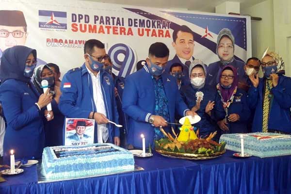 TUMPENG: Plt Ketua DPD Partai Demokrat Sumut, Herri Zulkrnain Hutajulu didampingi Sekretaris, Hj. Meilizar Latit, Ketua Panitia, Masdar Limbong dan pengurus DPD Partai Demokrat Sumut saat memotong nasi tumpeng pada Perayaan HUT Partai Demokrat dan HUT SBY.