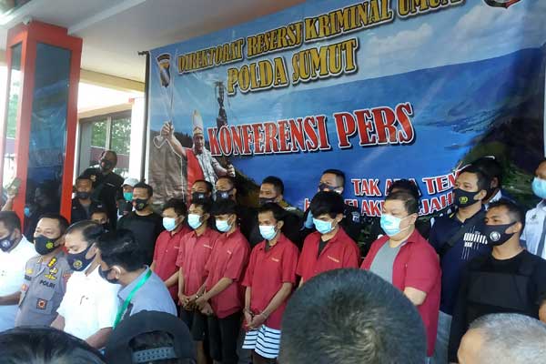 PAPARAN: Polda Sumut memaparkan para tersangka pembunuh korban Jefri Wijaya yang melibatkan oknum TNI Polisi Militer di Mapolda Sumut, Rabu (23/9).