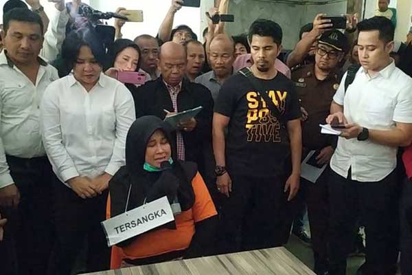 KETERANGAN: Terpidana mati pembunuh Hakim PN Medan, Zuraida Hanum (duduk) saat memberi keterangan kepada wartawan, beberapa waktu lalu.
