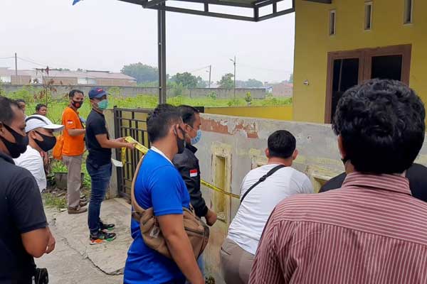 PENGGELEDAHAN: Jatanras Polda Sumut melakukan penggeledahan rumah di Marelan untuk pengembangan kasus kematian Asiong, Selasa (22/9).