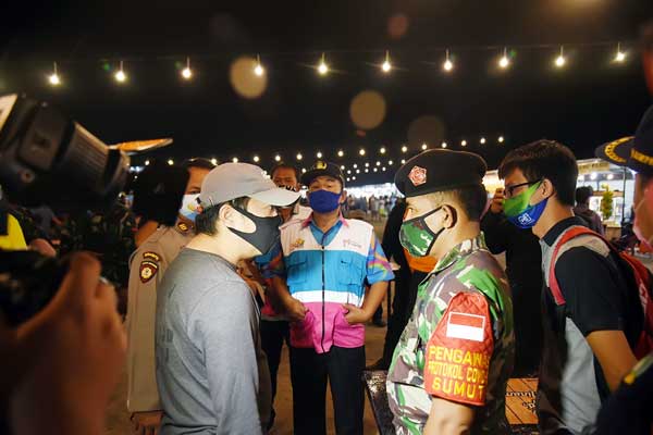 ARAHAN Wakil Ketua Satgas Pengendalian Pendisiplinan Protokol Kesehatan Mebidang, Kolonel Inf Azhar Mulyadi, memberi peringatan keras kepada pengelola Marelan Night Market yang belum menerapkan protokol kesehatan secara maksimal di lokasi usahanya, Sabtu (19/09) malam.