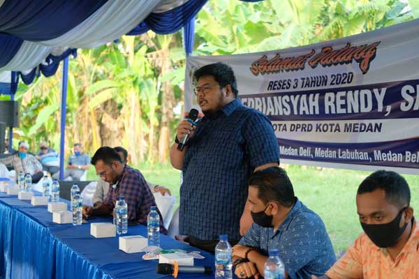 SAMBUTAN: T Edriansyah Rendy sampaikan sambutan saat gelar reses di Komplek Perumahan PT Sarana Agro Nusantara, Minggu (30/8).