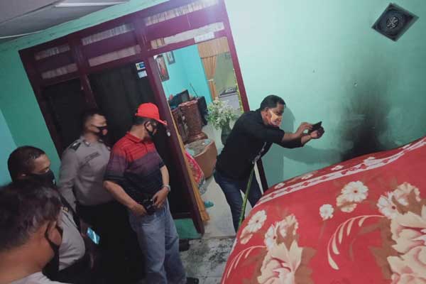 OLAH TKP: Tim Inafis Polres Tebingtinggi bersama Polsek Rambutan melakukan olah tempat kejadian perkara (TKP) di rumah korban, Minggu (27/9).