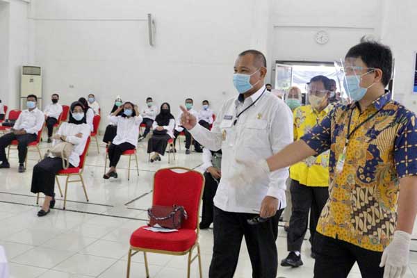 TINJAU: Plt Wali Kota Medan Akhyar Nasution meninjau pelaksanaan SKB CPNS 2019 di kantor Regional VI BKN Medan, Jumat (11/9).