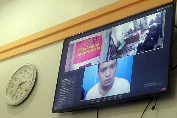 TERDAKWA: Samsir Halomoab Harahap (layar monitor), terdakwa pembunuhan jalani sidang putusan, Selasa (22/9).