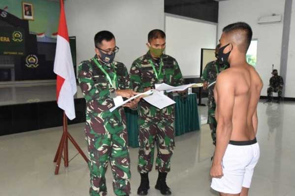 BUKA SIDANG: Danrem 023/KS Kol Inf Febriel Buyung Sikumbang saat membuka buka Sidang Parade Penerimaan Calon Bintara PK TNI-AD TA 2020, Sub Panda Sibolga di Aula Gupala Makorem 023/KS, Jumat (11/9).