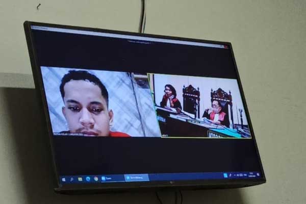 SIDANG:  Rahmat Hidayat alias Aleh Youtuber asal Medan (layar monitor) menjalani sidang lanjutan, Kamis (24/9).