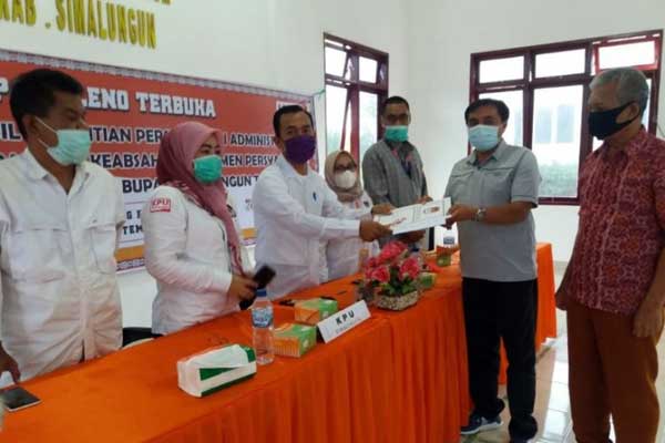 SERAHKAN: Ketua KPUD Simalungun Raja Ahab Damanik didampingi para komisioner, saat menyerahkan berita acara hasil penelitian persyaratan administrasi terhadap kelengkapan dan keabsahan dokumen persyaratan bakal calon Bupati dan Wakil Bupati Simalungun kepada tim penghubung.