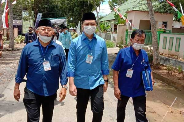 DAFTAR: Bakal pasangan calon Bersama Soekirman-Tengku Muhamad Ryan Novandi (Beriman-Trendi) saat sampaikan keterangan, usai mendaftar ke KPUD Sergai, Sabtu (12/9).SURYA/SUMUT POS.