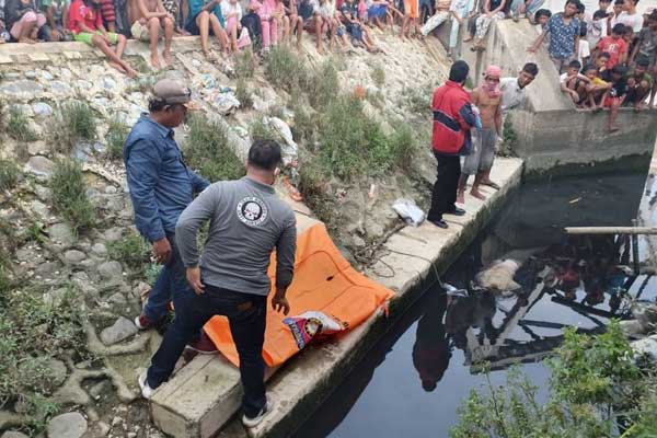 DITEMUKAN: Sesosok mayat tanpa bekas kekerasan dan identitas ditemukan mengapung di alur Sungai Deli.