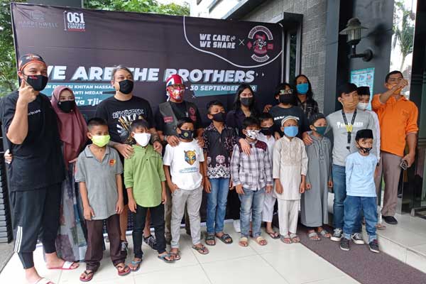 FOTO BERSAMA: The Clinic Beautylosophy bersama sejumlah komunitas dan anak yatim yang dikhitan.