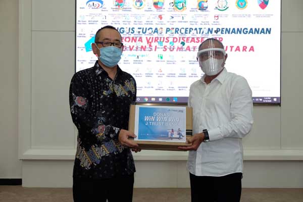 BANTUAN: Gubsu, Edy Rahmayadi, menerima secara simbolis bantuan APD dari Dirut PT Bank JTrust Indonesia Tbk, Ritsuo Fukadai di Medan, Kamis (10/9).