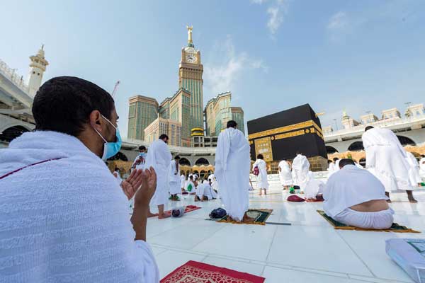 BERDOA: Jamaah haji sedang berdoa di depan Ka’bah, beberapa waktu. Dalam waktu dekat pemerintah Arab Saudi akan membuka kembali jamaah umrah.