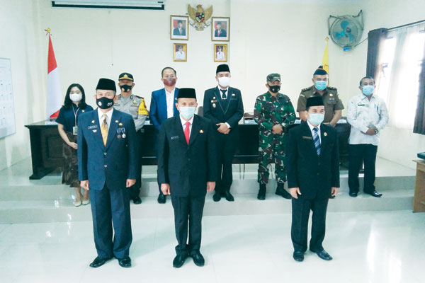 FOTO: Wakil Bupati Dairi, Jimmy AL SIhombing, unsur Forkopimda serta ketiga pejabat yang baru dilantik saat foto bersama.