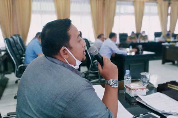 RAPAT: Wakil Ketua Komisi I DPRD Tebingtinggi, Erwin Harahap saat rapat komisi-komisi bersama eksekutif.