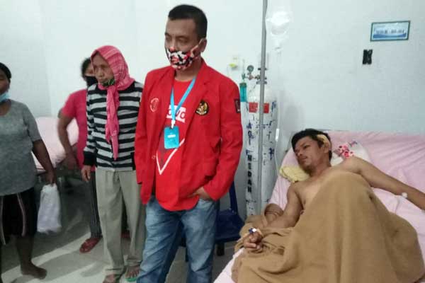 TERBARING: Warga korban pembacokan di Medan Labuhan, Riduan Hutasoit (32) dirawat di Rumah Sakit Umum (RSU) Mitra Medika, Medan Selasa (1/9). Korban mengalami sejumlah luka di kepala dan tengan.