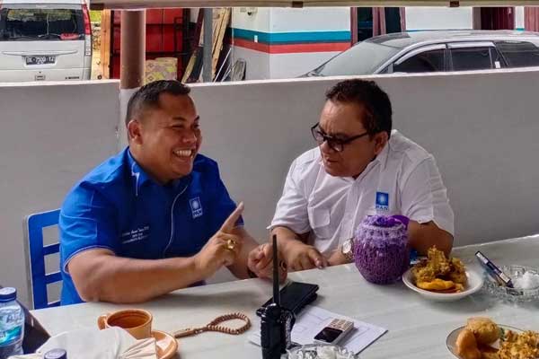 ist BERBINCANG: Wildan Aswan Tanjung berbincang dengan kader PAN Sumut usai mendaftar calon formatur Muswil DPW PAN Sumut.