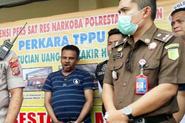 SEMASA HIDUP: Terpidana kasus narkoba, Zakir Husin (kiri) saat dipaparkan petugas dalam kasus TPPU di Mapolrestabes Medan, beberapa waktu lalu.