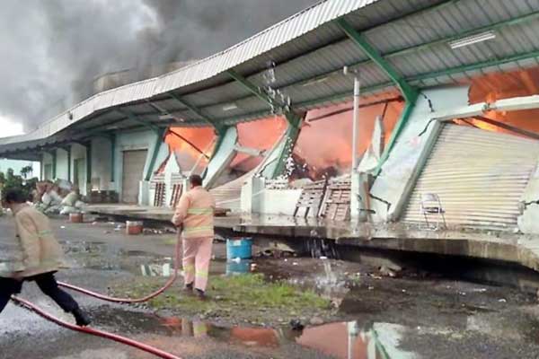 TERBAKAR: Petugas pemadam Kebakaran dibantu personel Polres Deliserdang melakukan pemadaman terhadap gudang PT Indomarco yang terbakar, Rabu (16/9). ILYAS EFFENDY/ SUMUT POS.