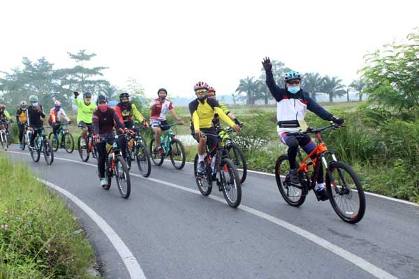 GOWES: Kapolres Sergai, AKBP Robin Simatupang bersama personel dalam kegiatan gowes sekaligus memantau situasi kamtibmas, Jumat (18/9).